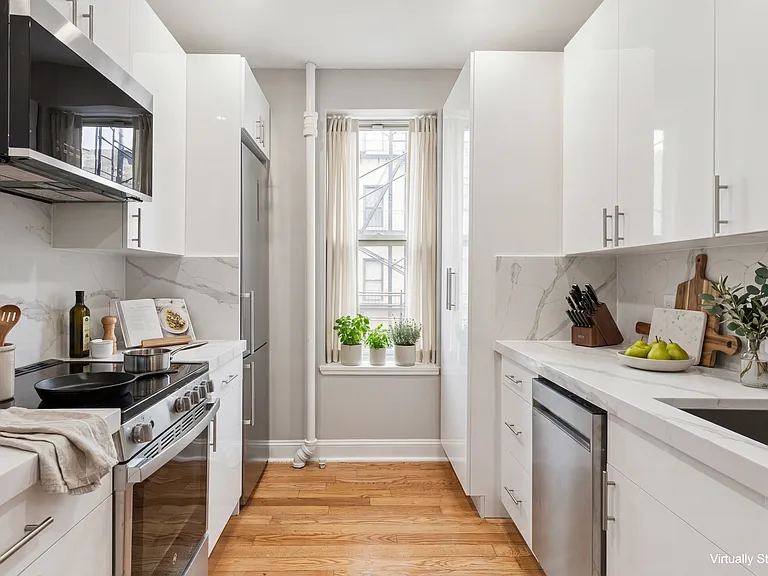 110 E 1st St #2D — Photo 4