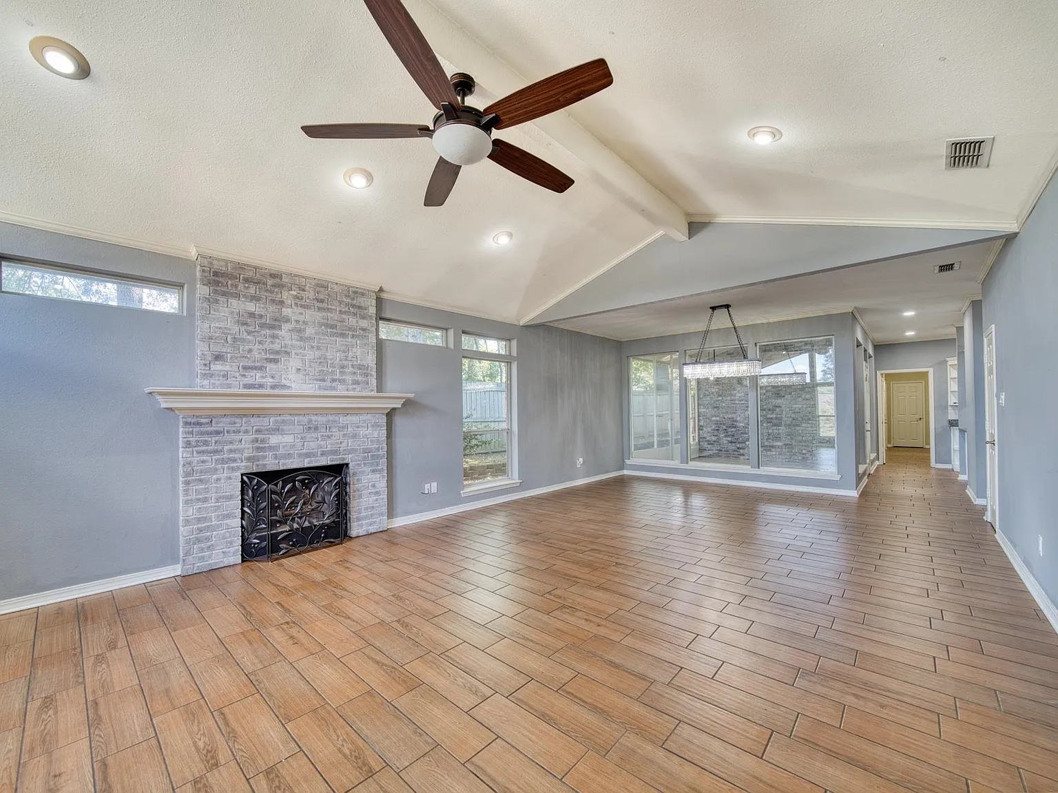 3 bed, 2.0 bath, 2064 sqft, $2,450 — Photo 2