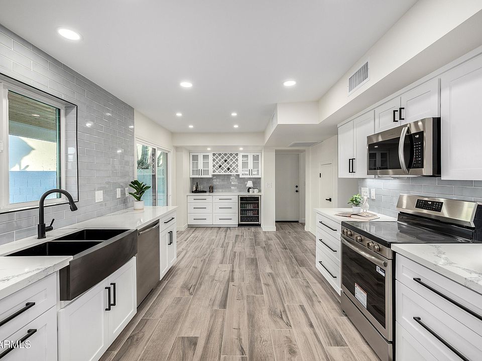 1st image of 6 E PIPING ROCK Road