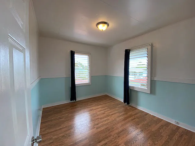 Front bedroom with Turquoise half walls