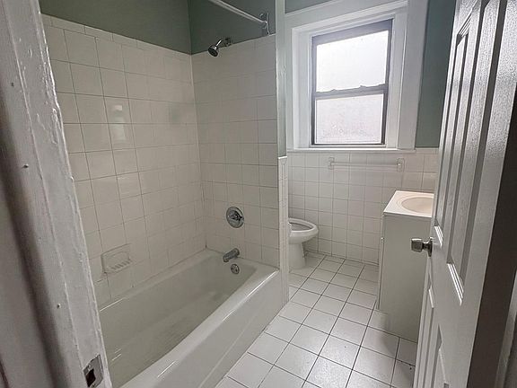 5th image of 387 4th Ave W #5