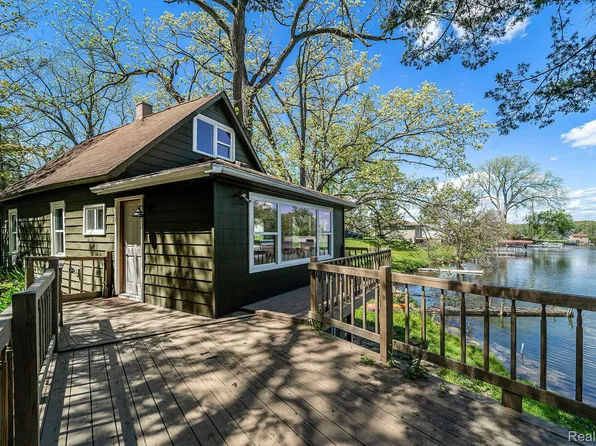 65 Mill St, White Lake, MI 48386