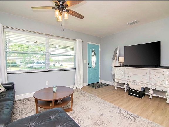 3rd image of 705 Lakeside Dr