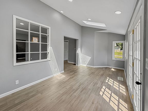 4th image of 302 W Cook St