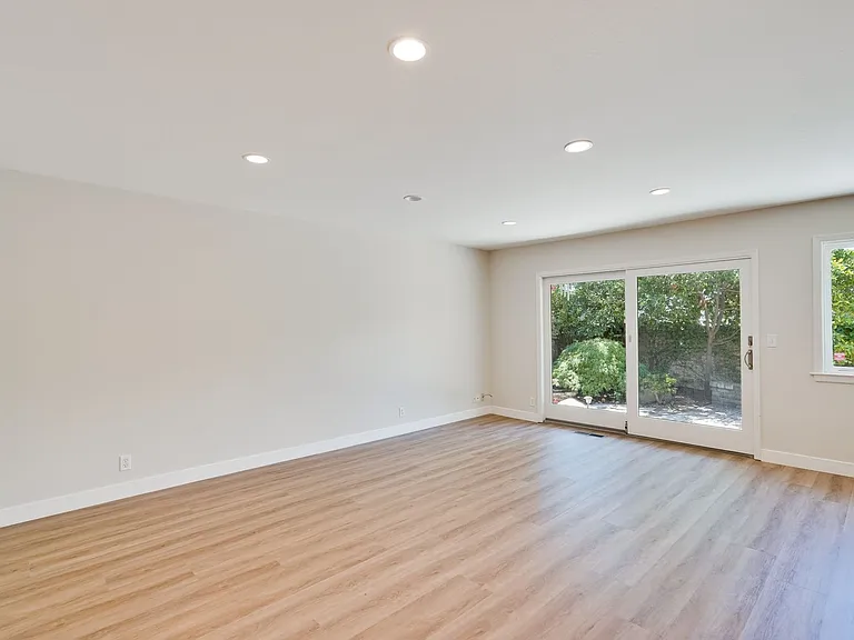 803 Runningwood Cir — Photo 16