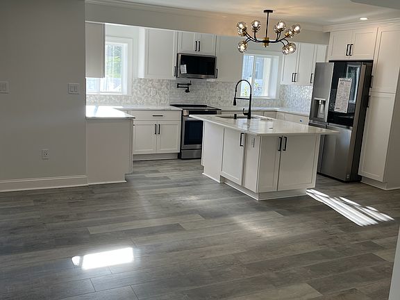 2nd image of 8 Saint Charles Ct