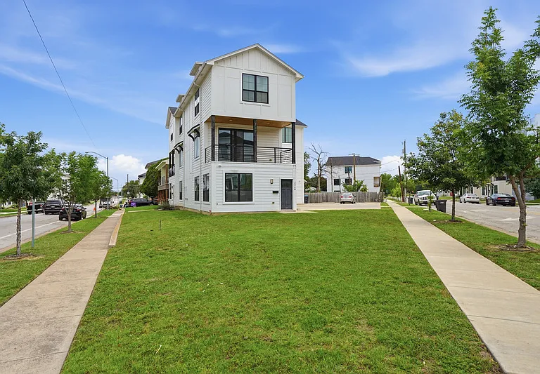 2340 Benbrook Dr — Photo 1