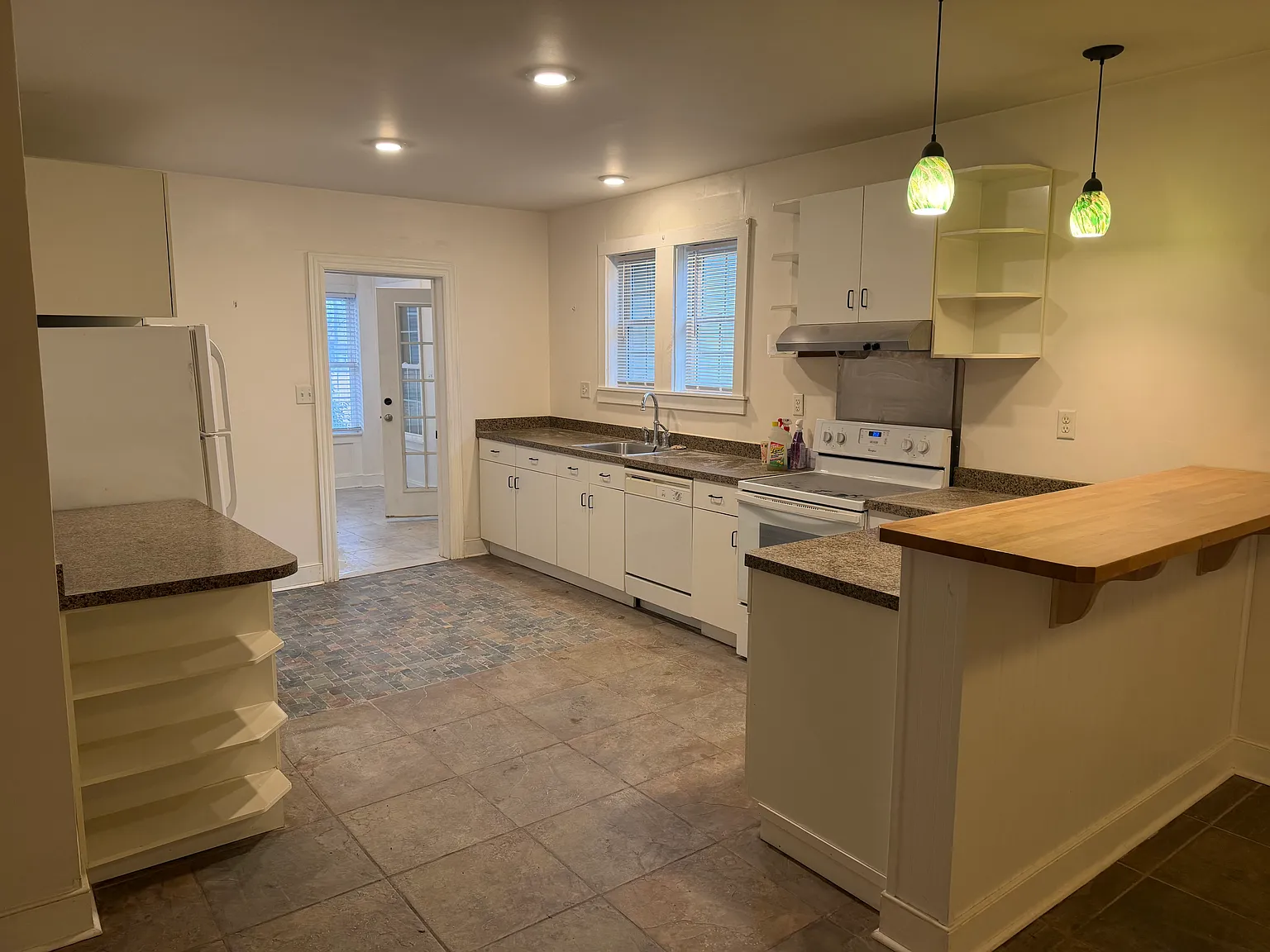 3 bed, 2200 sqft, $2,100 — Photo 2