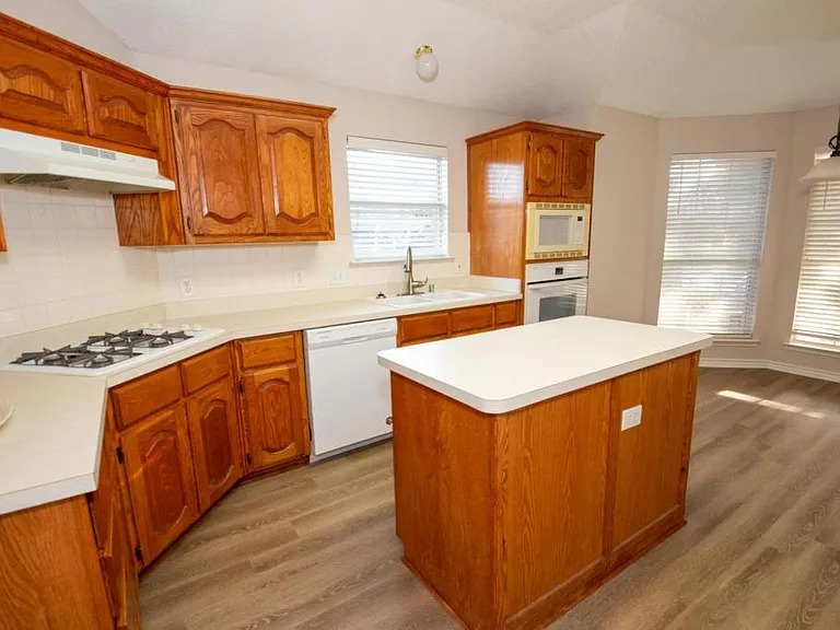 1902 Thornhill Way — Photo 6