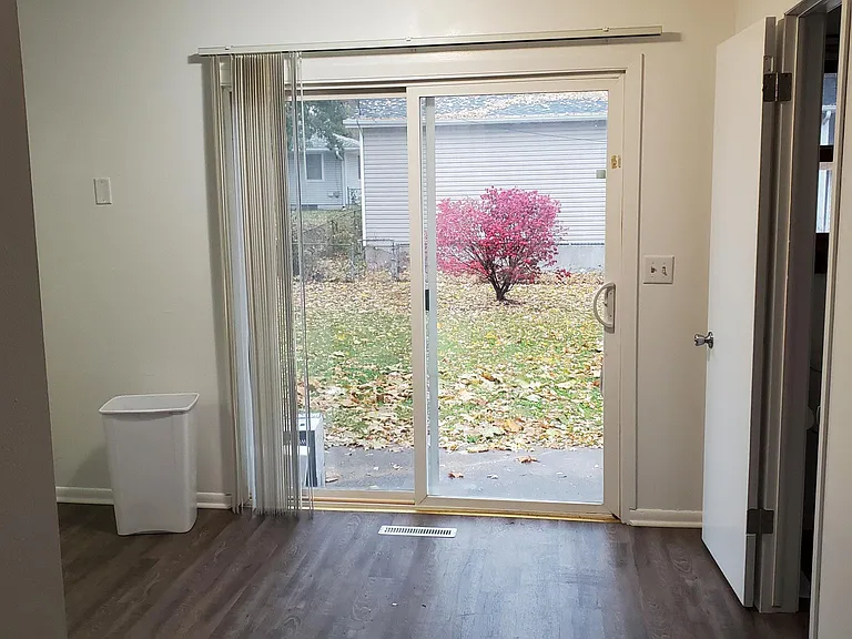 1030 E Shawnee Ave — Photo 2