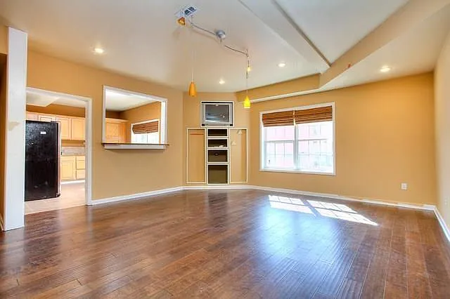 1624 Longmont Dr — Photo 2