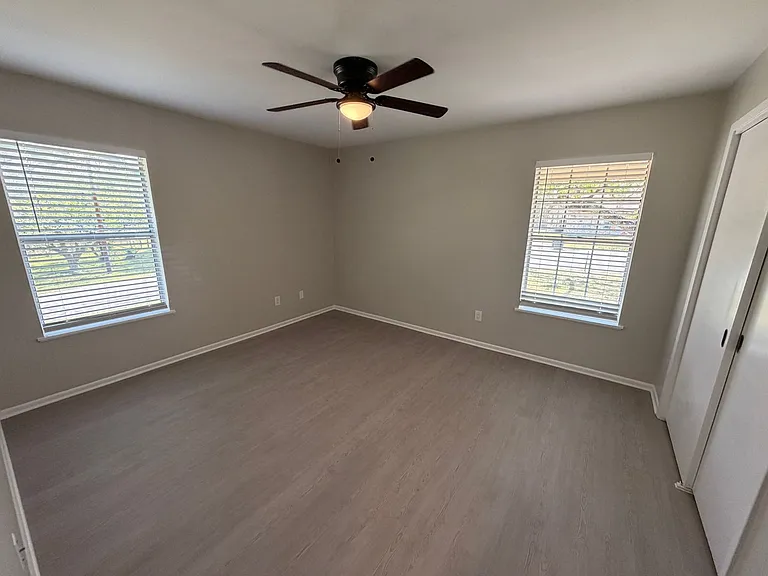 795 Albert St — Photo 13