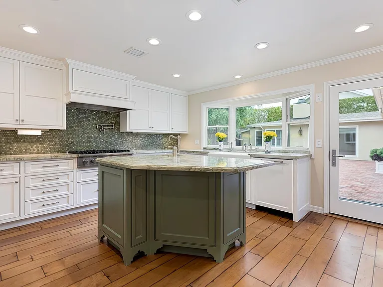 4211 Toluca Lake Ave — Photo 16