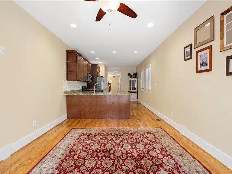 115 E Cross St — Photo 9