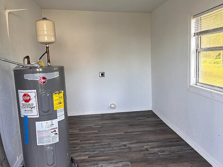1418 Woodlawn Ave — Photo 11