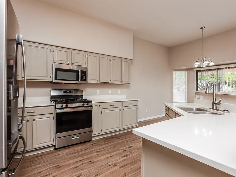 1534 W Churchill Pl — Photo 6