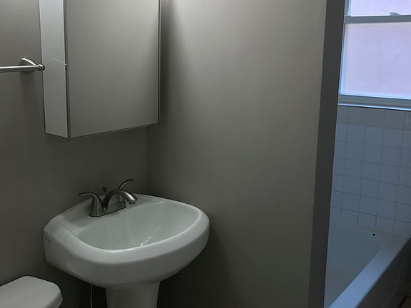 3rd image of 1354 1/2 W Argyle St APT 1S