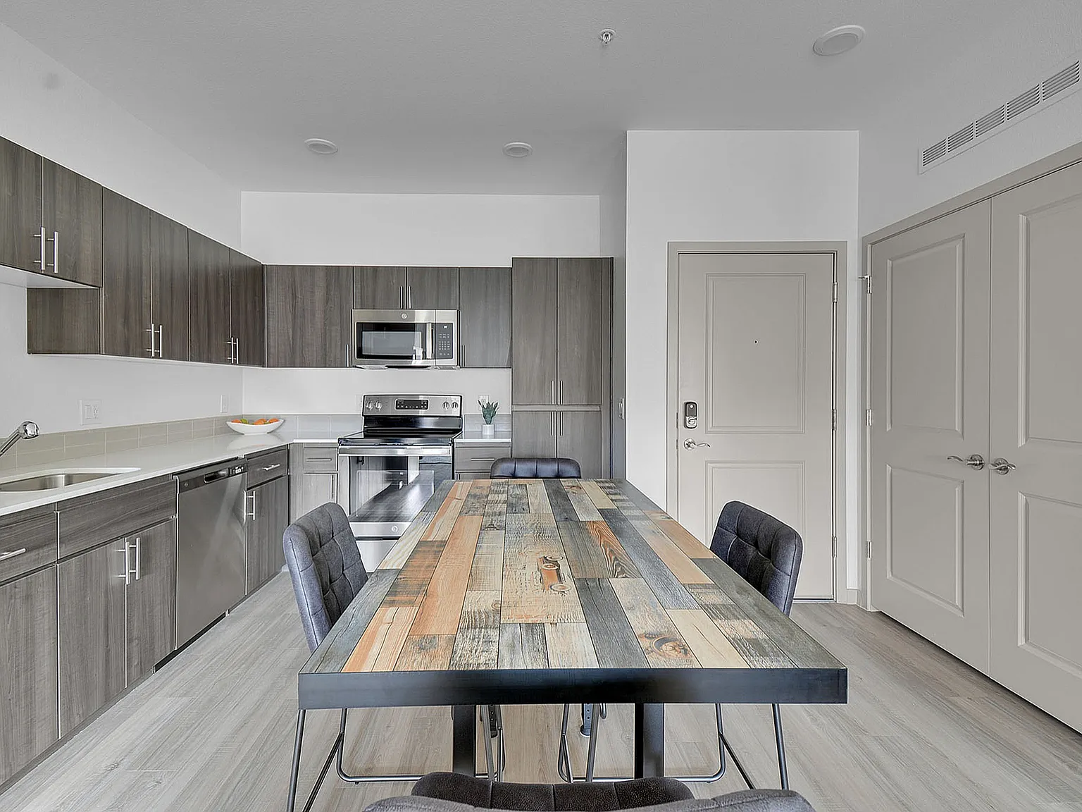 59 Evergreen — Photo 2