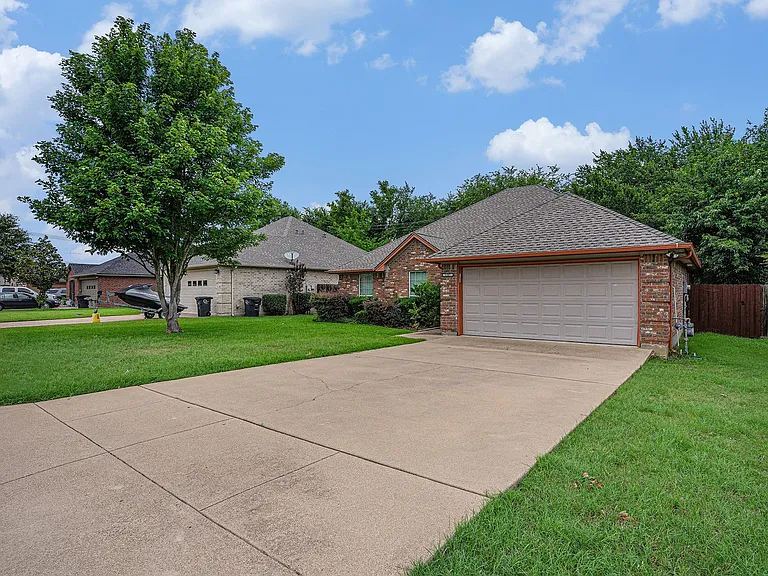 1307 Hyde Park Blvd — Photo 3
