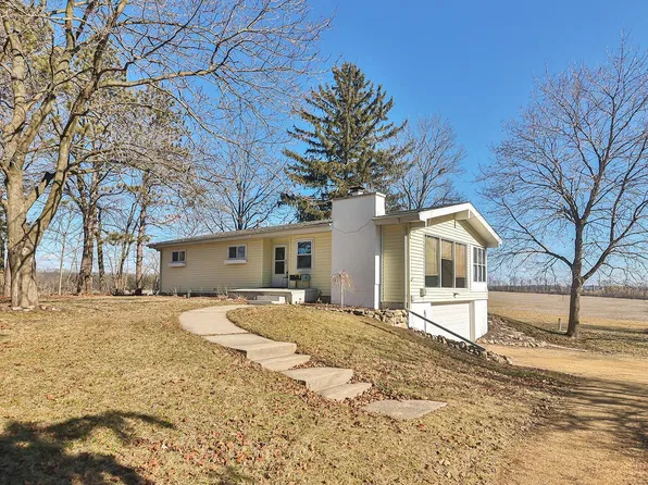 215 N Stephenson St, Cedarville, IL 61013