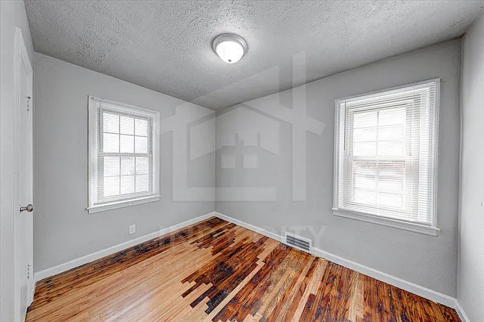 3535 N Oxford St — Photo 16