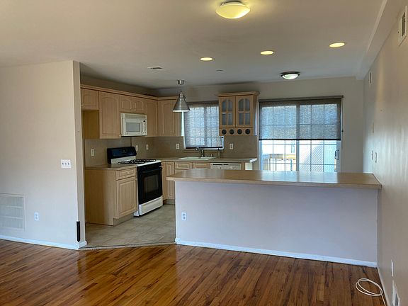 2nd image of 139A Main St #A