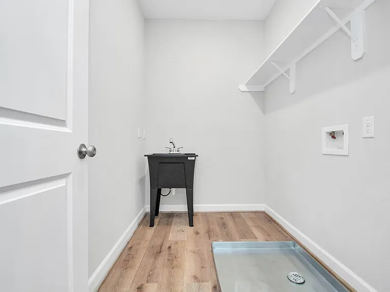 2355 Hoskins Dr — Photo 30