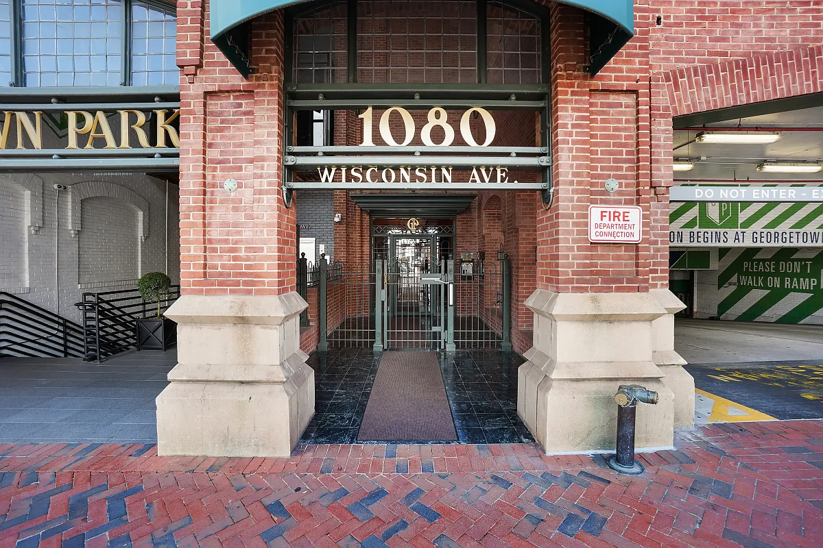 1 bed, 1.5 bath, 900 sqft, $3,300 — Photo 2