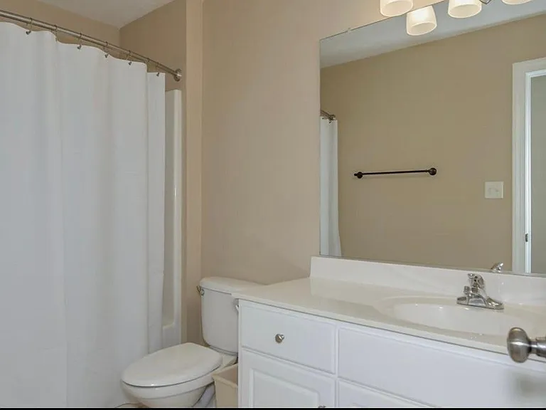 646 Surrey Ln — Photo 14