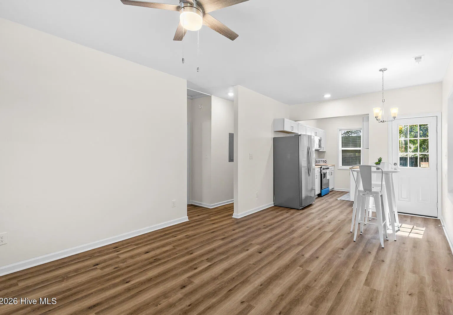 2 bed, 1.0 bath, $1,350 — Photo 4