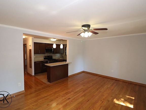 4th image of 8 McGuinness Blvd #1