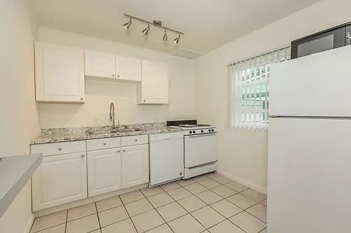 Charming 2 bed /1 Bath Duplex in Pacific Beach 8 Blocks From the Ocean! Photo 1