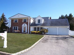 23 E Gate Dr, Mount Sinai, NY 11766