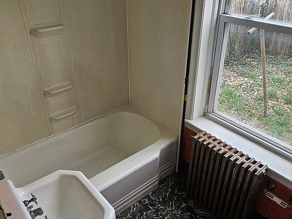 5th image of 205 Jefferson Ave APT 2