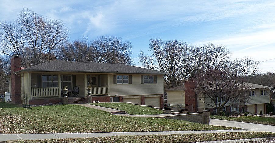 1st image of 207 N 117th Ave
