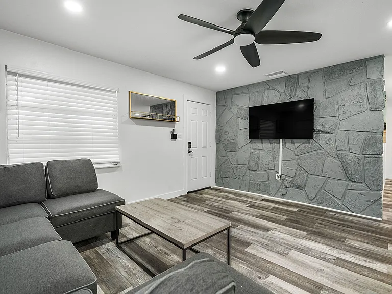 4303 W Woodlawn Ave — Photo 10