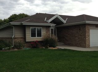 722 Nicholas Cir, York, NE 68467