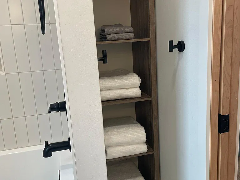 Bathroom shelving