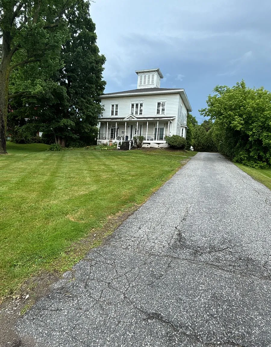 2 bed, 900 sqft, $1,900 — Photo 1