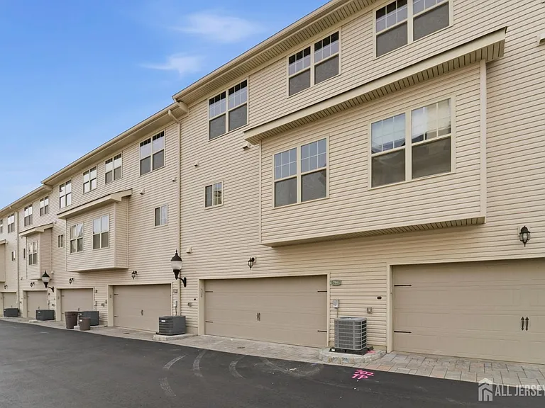 704 Green Ln — Photo 12
