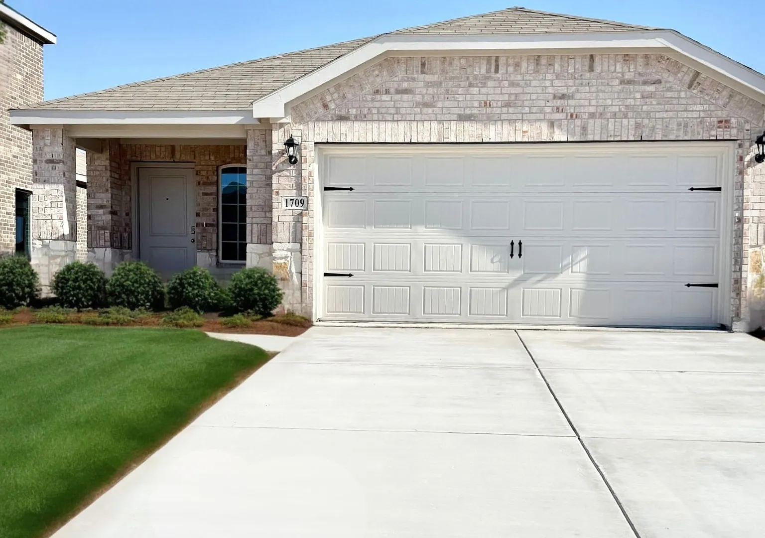 909 Jefferson Way — Photo 1
