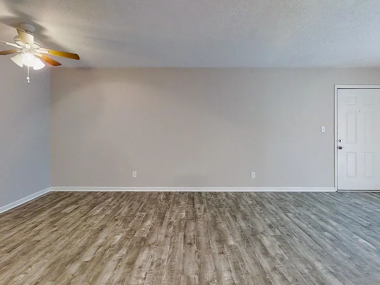 Newly Renovated 3 Bedrooms! — Photo 10