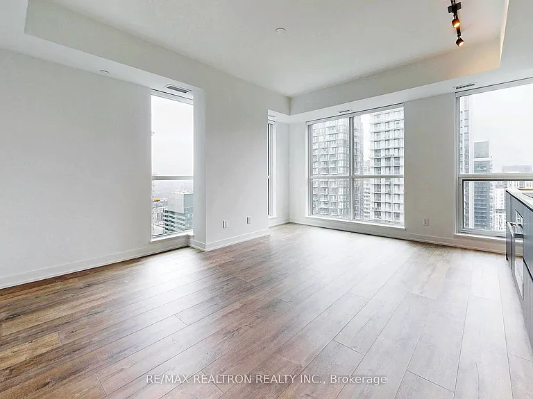 327 King St W #4105 — Photo 17