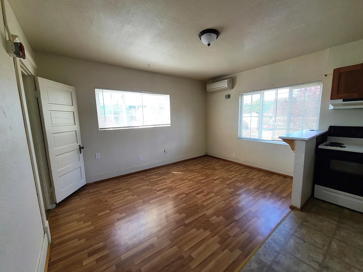 Building Photo - 208 N 1st St #6