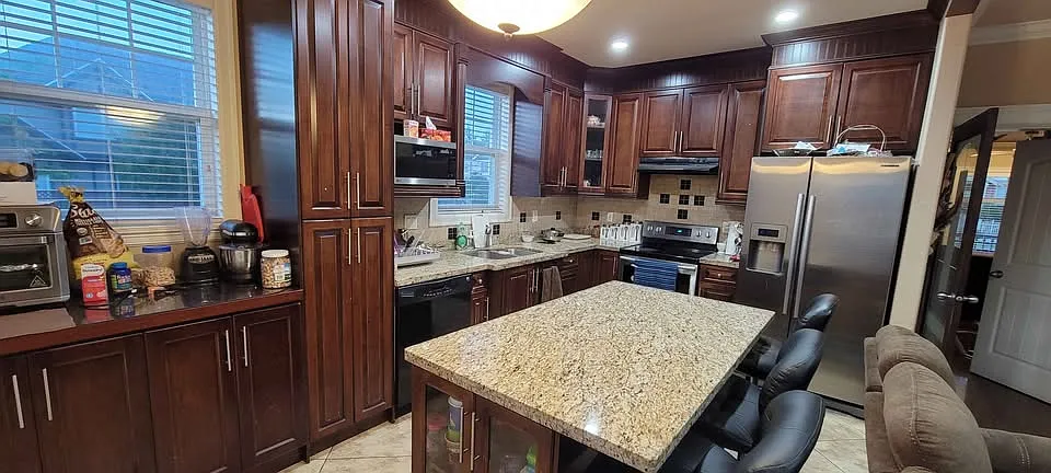 6 bed, 2250 sqft, $5,200 — Photo 2