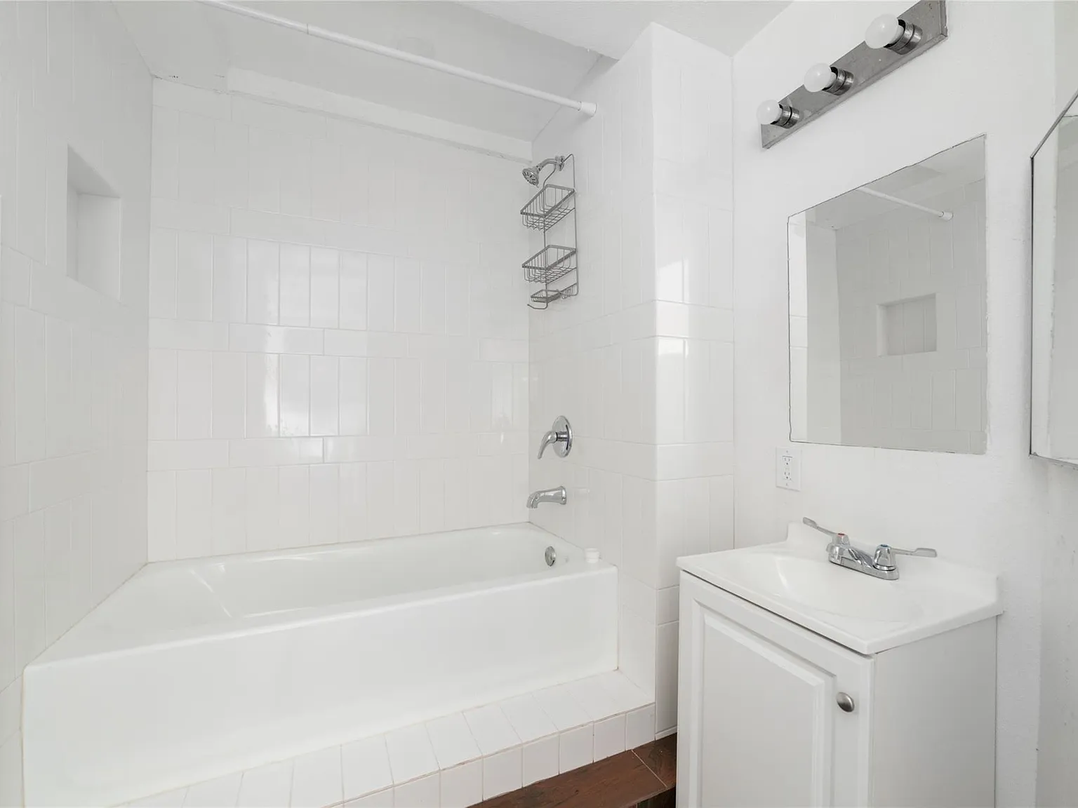 1 bed, 1.0 bath, 3444 sqft, $1,000 — Photo 3