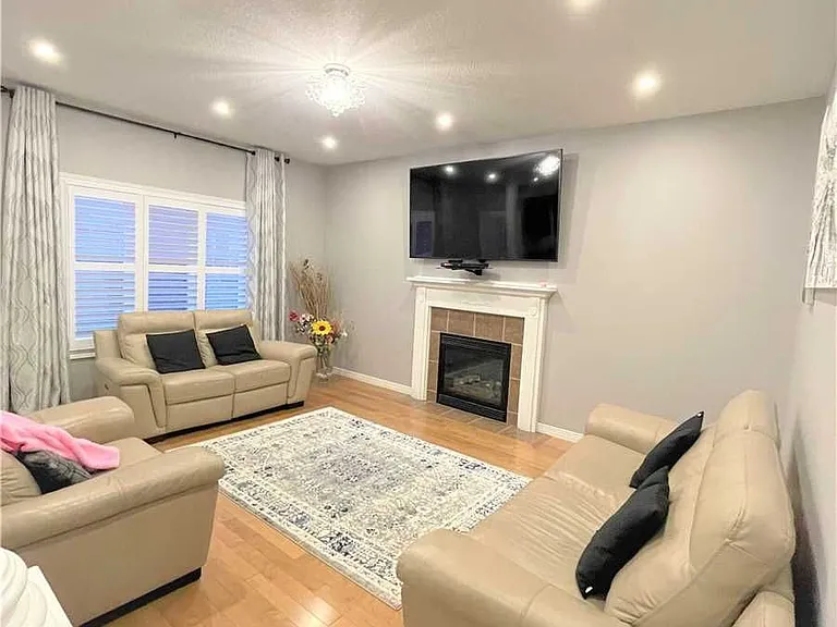 88 Sundance Cres — Photo 4