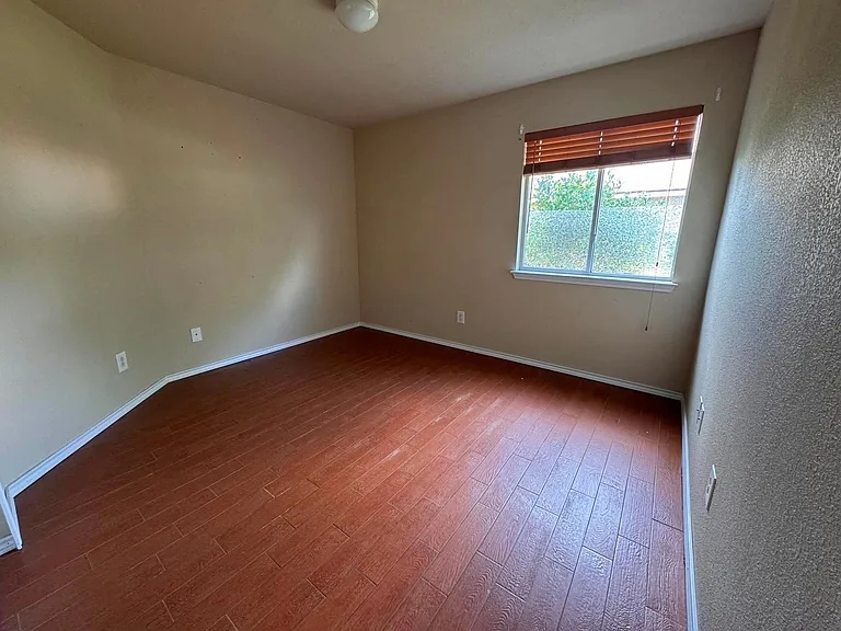 502 Creston St — Photo 10