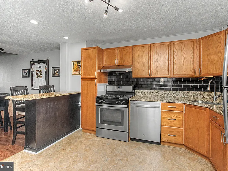 1303 Clarkson St — Photo 14