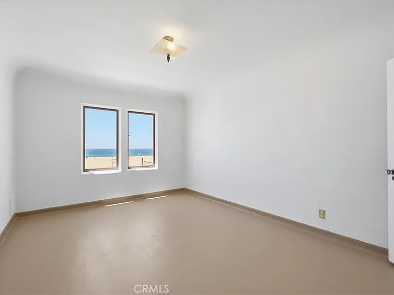 1602 The Strand — Photo 19